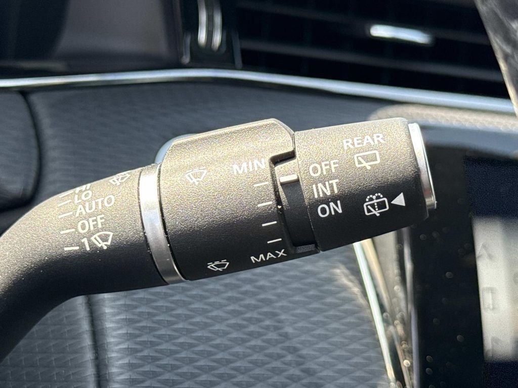 Used 2023 White Land Rover Dynamic image 9