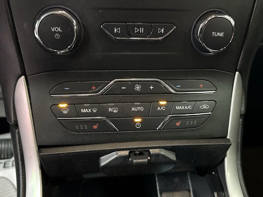 Used 2019 Agate Black Metallic Ford SEL image 28