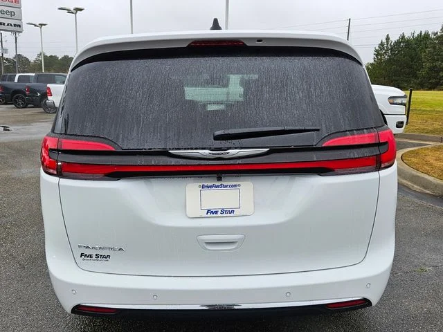 New 2026 Bright White Clear-Coat Exterior Paint Chrysler Select image 13