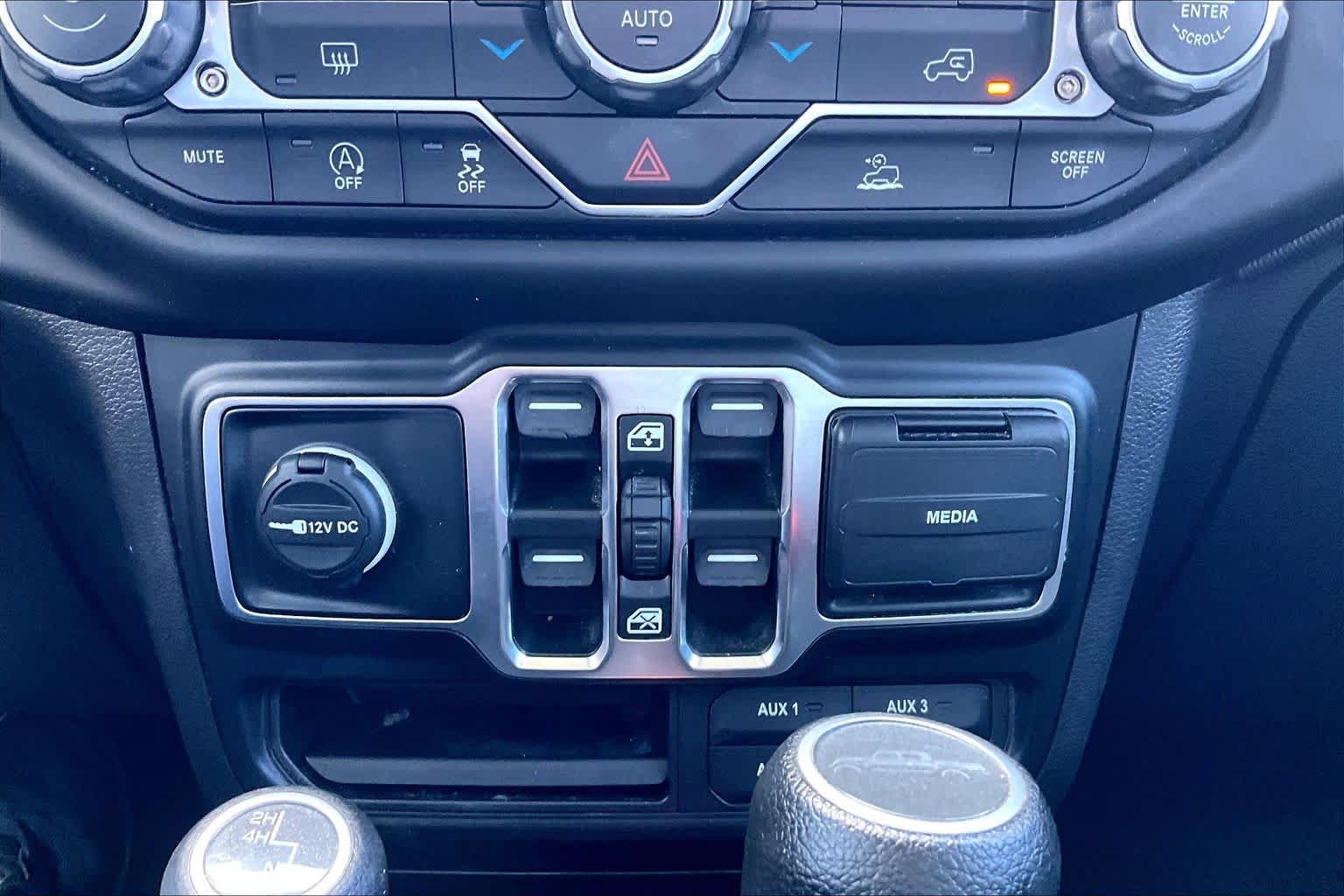 Used 2020 Bright White Clearcoat Jeep Sport S image 34