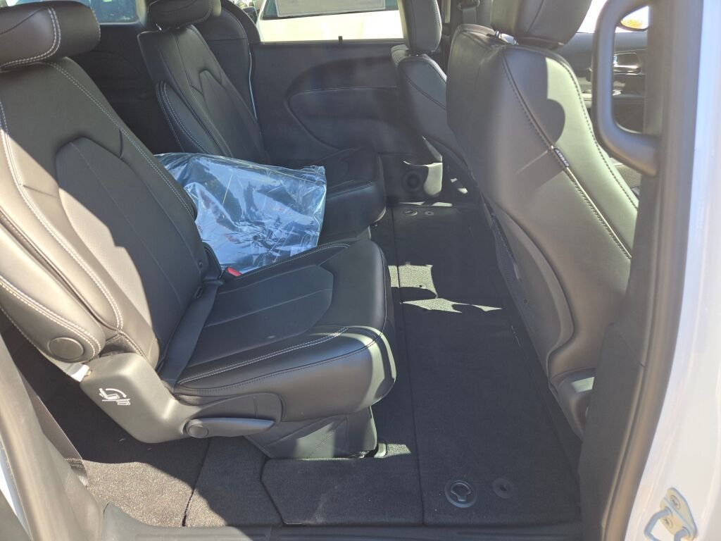 2026 Chrysler Pacifica Select - Photo 7