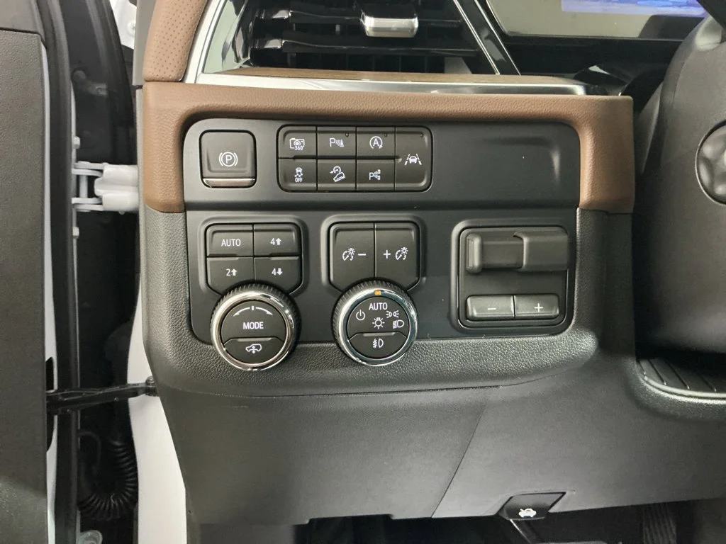 New 2027 Polar White Tricoat Chevrolet High Country image 21
