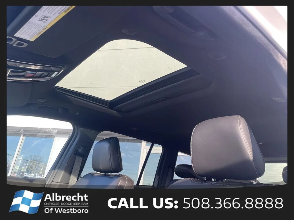 New 2026 Bright White Clear-Coat Exterior Paint Jeep Altitude image 24