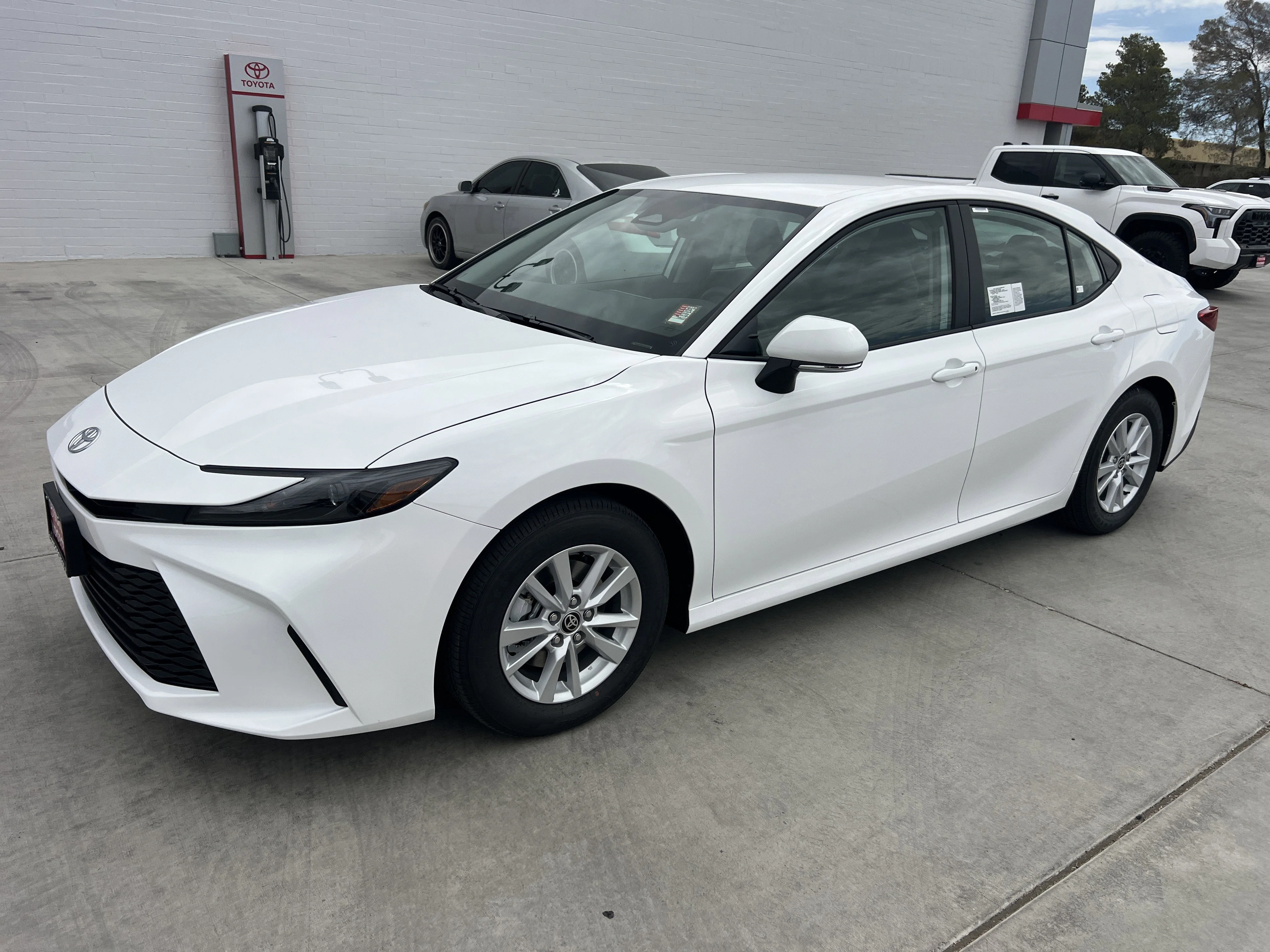 2026 Toyota Camry LE Hybrid's photo