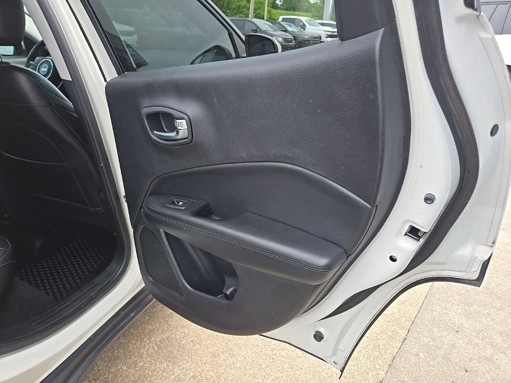 Used 2018 White Jeep Latitude image 71