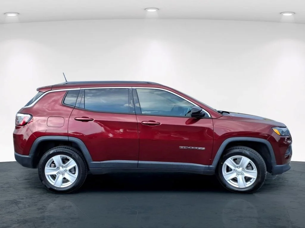 Used 2022 Red Jeep Latitude image 7