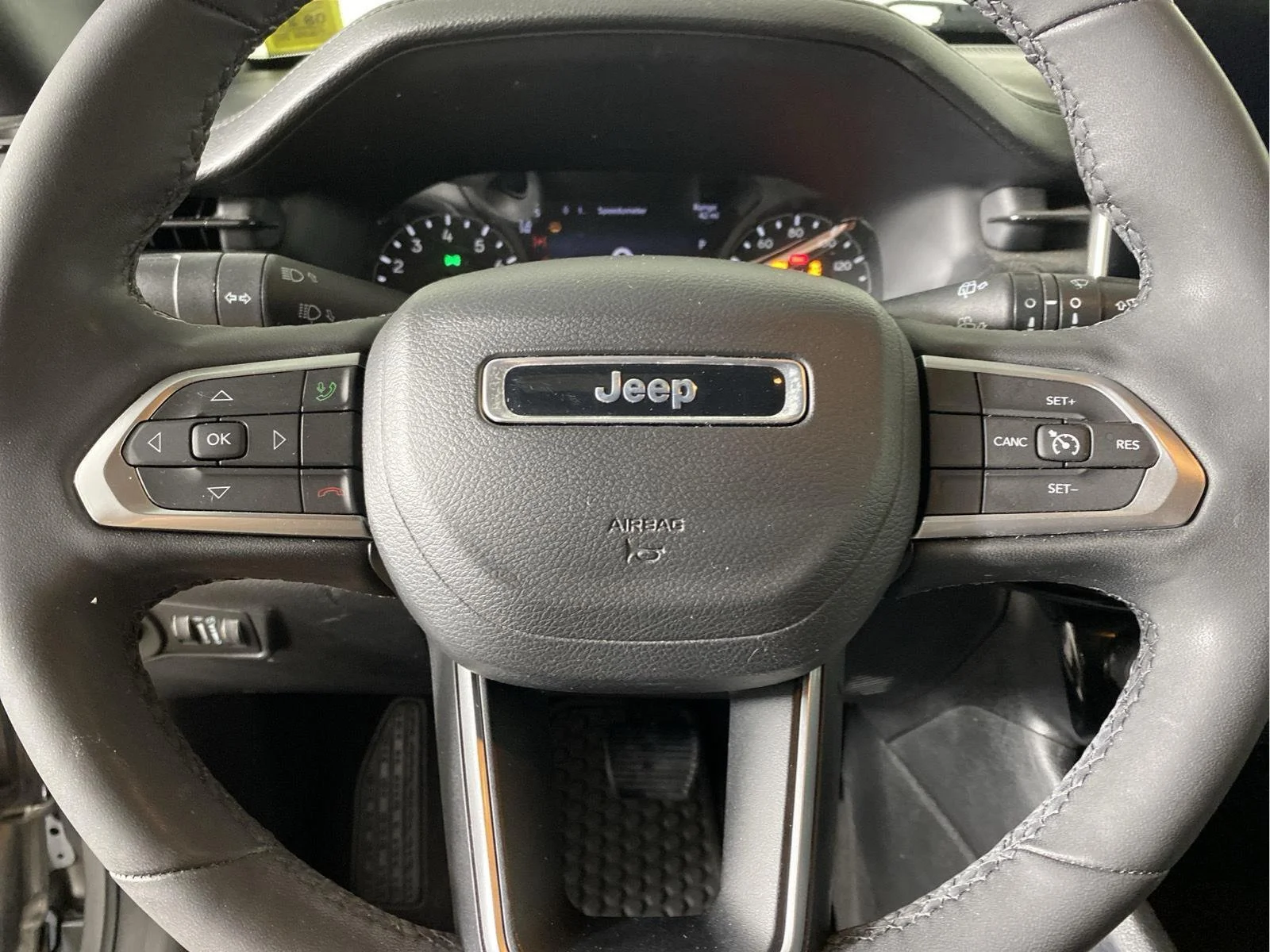 Used 2023 Billet Silver Metallic Clearcoat Jeep Altitude image 13