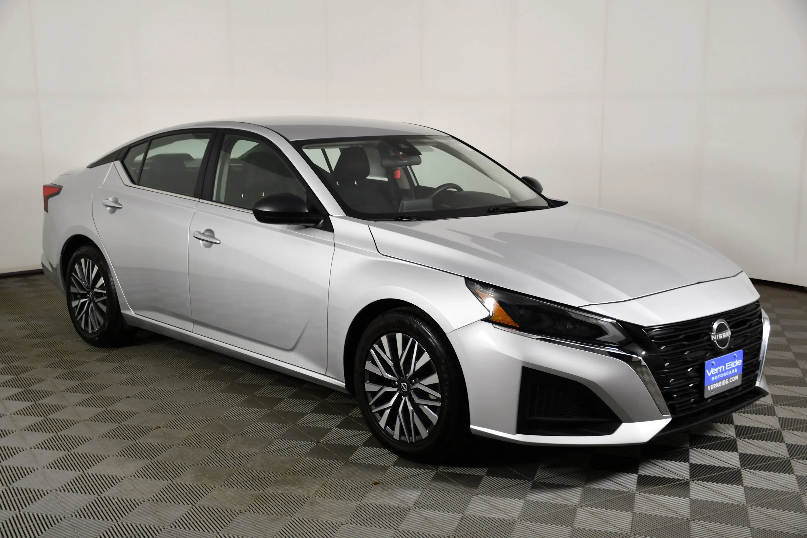 Used 2024 Brilliant Silver Metallic Nissan 2.5 SV image 4