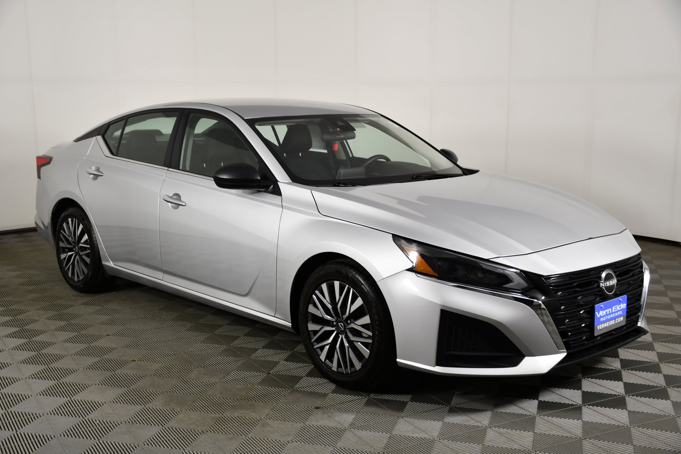 Used 2024 Brilliant Silver Metallic Nissan 2.5 SV image 4