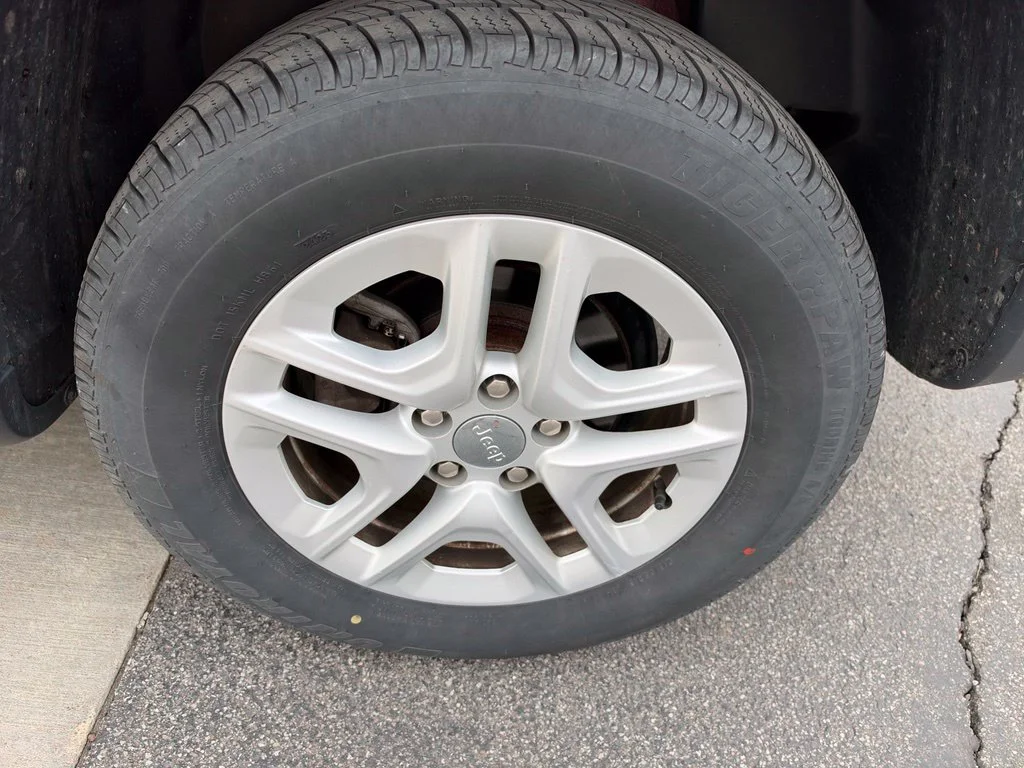 Used 2018 Red Jeep Sport image 9
