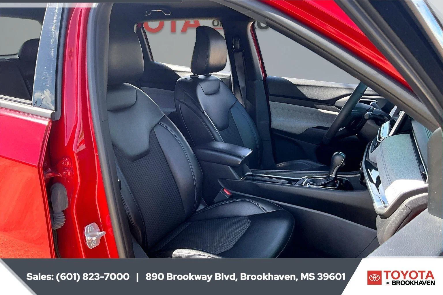 Used 2024 Red Hot Pearlcoat Jeep Latitude image 6