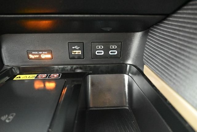 Used 2025  Toyota SE image 9