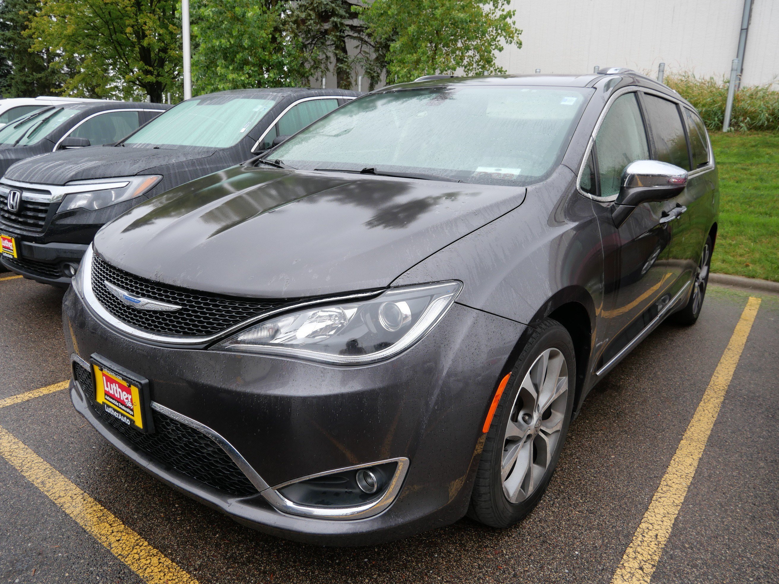 Used 2018 Chrysler Pacifica Limited with VIN 2C4RC1GG7JR252536 for sale in Vadnais Heights, Minnesota