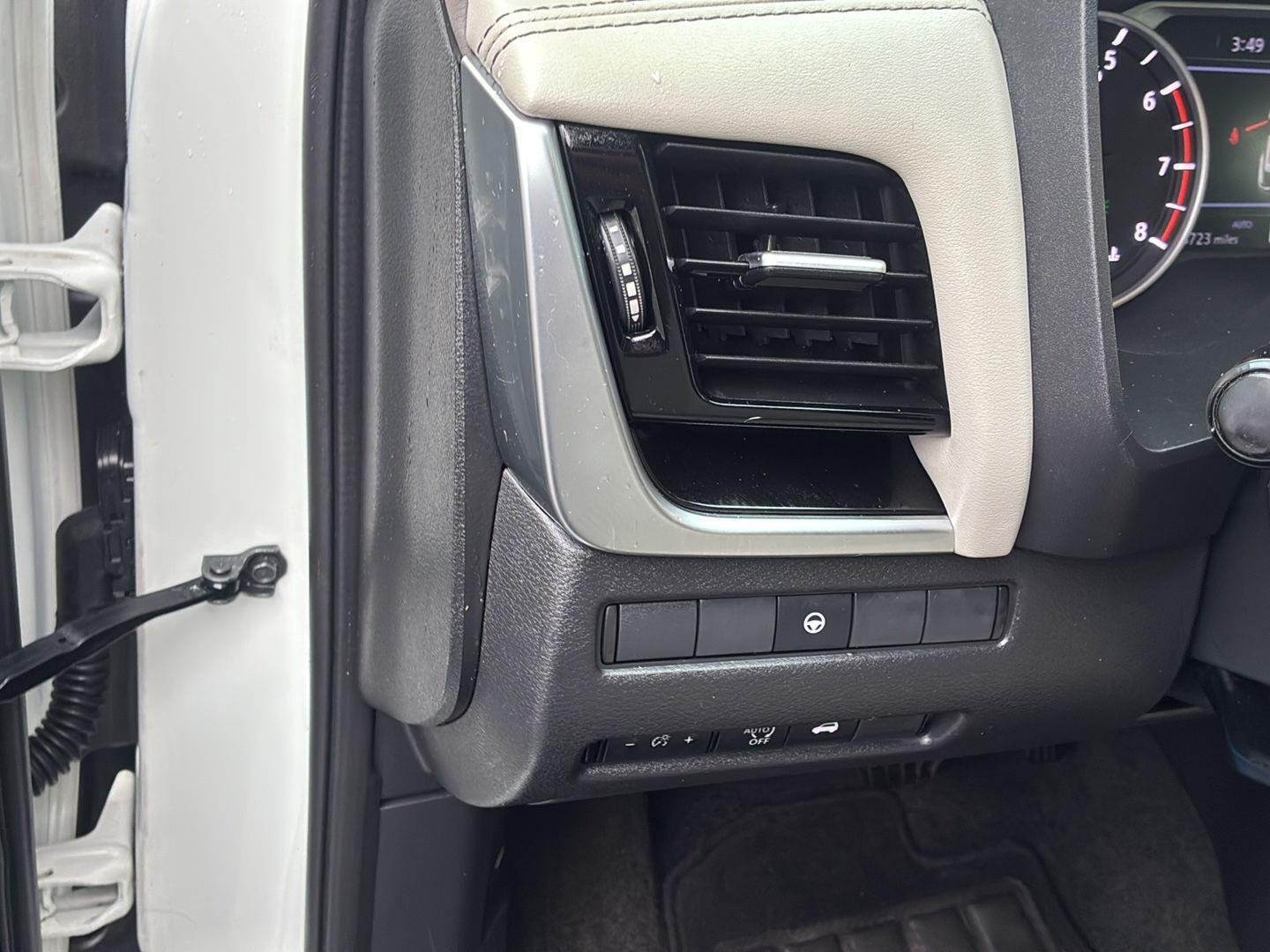 Used 2023 Pearl White TriCoat Nissan SL image 32