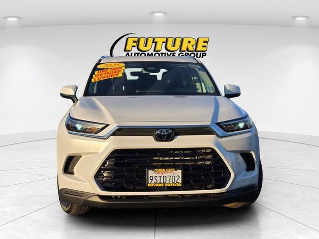Used 2025 Off-white Toyota XLE image 2