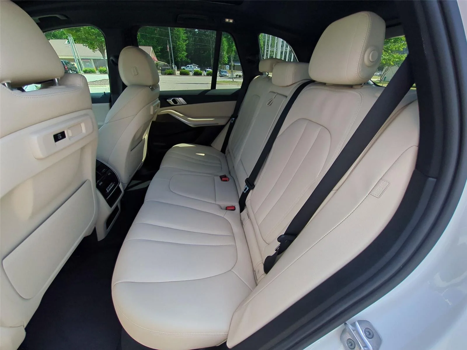 Used 2022 Alpine White BMW sDrive40i image 34