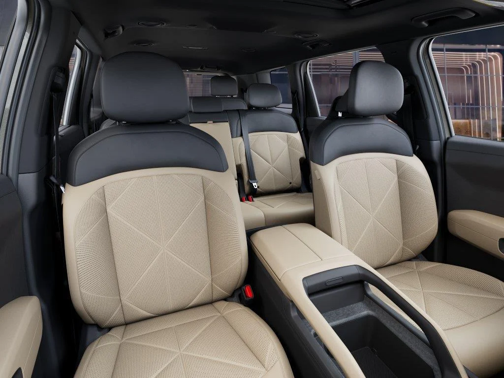 New 2027 Ivory Silver Kia EX image 15