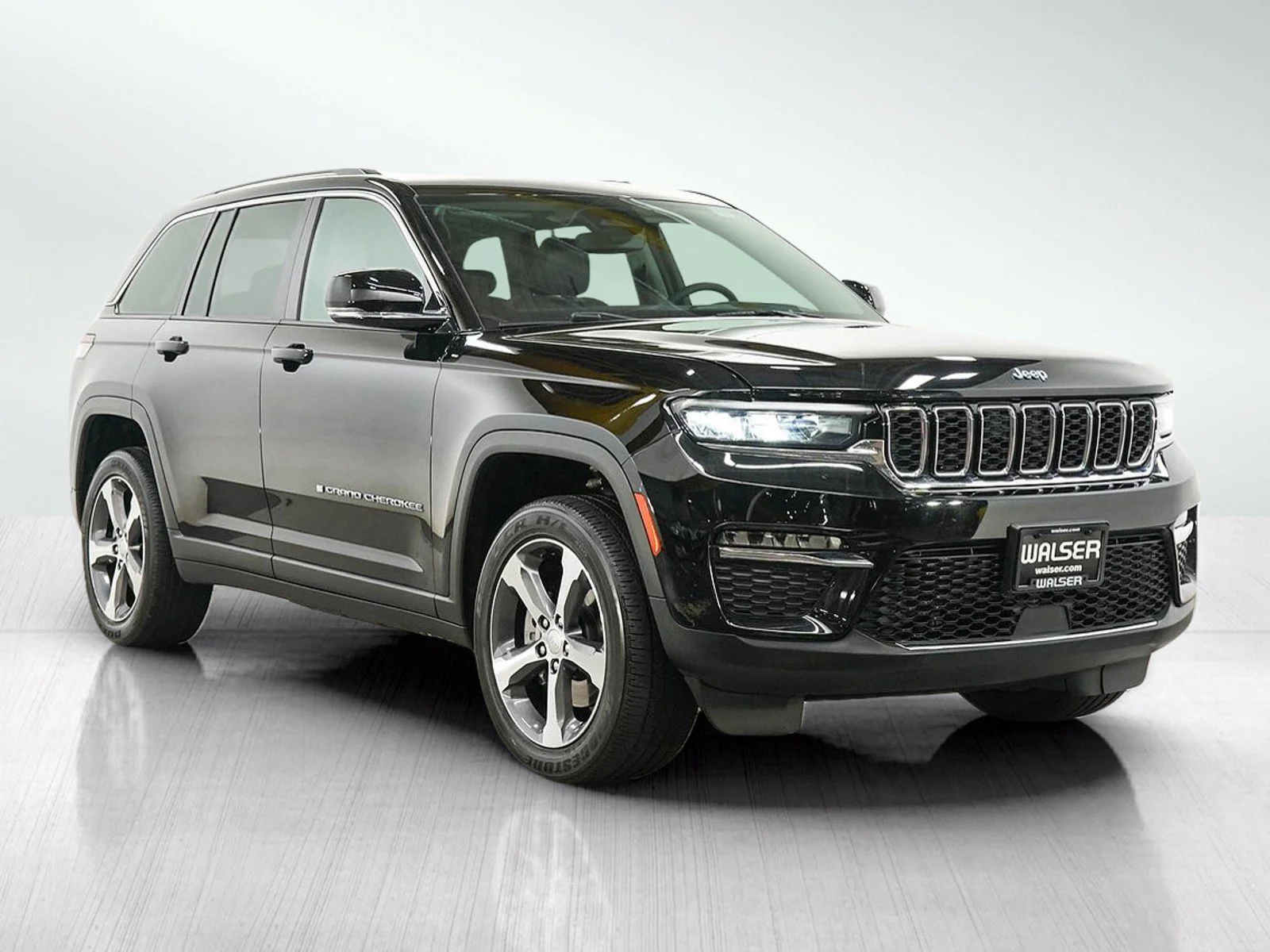Used 2024 Diamond Black Crystal Pearlcoat Jeep 4xe image 7