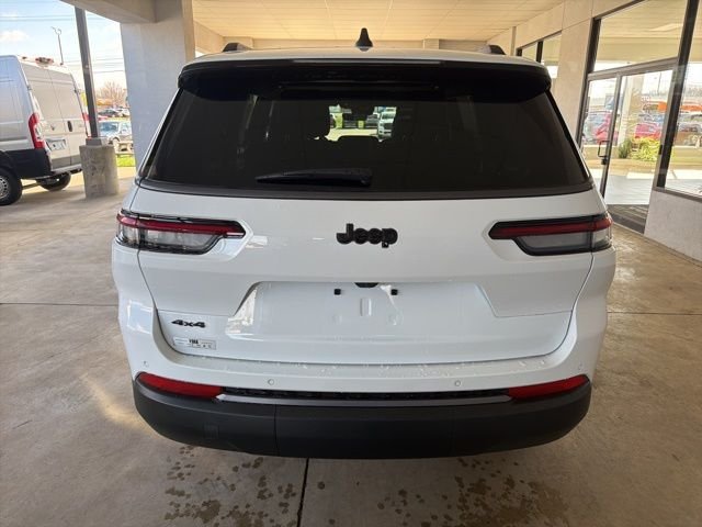 New 2026 Bright White Clear-Coat Exterior Paint Jeep Altitude image 4
