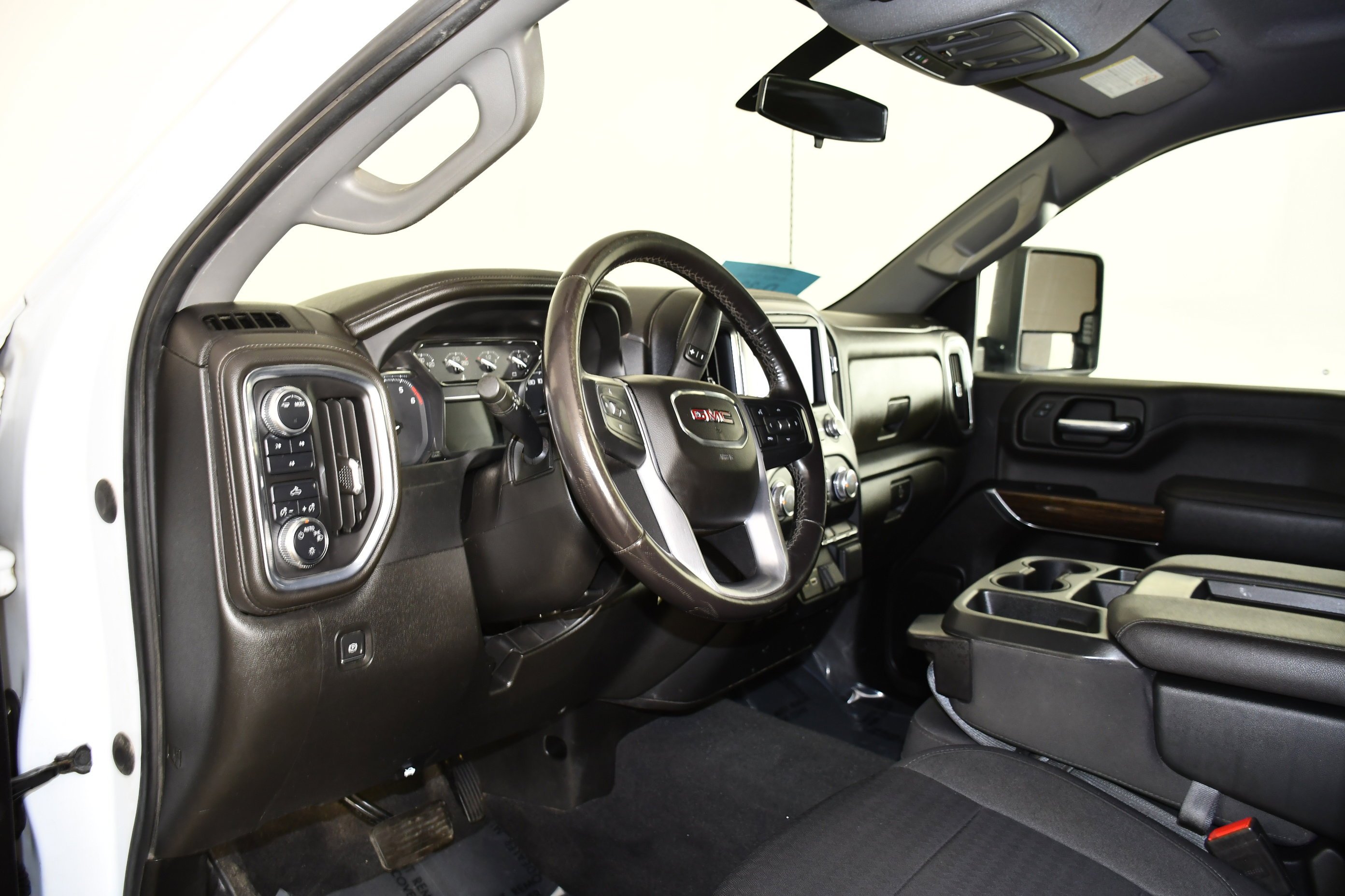 Used 2022 White GMC SLE image 41