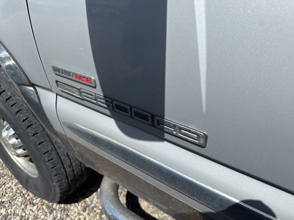 Used 2005 Special Paint GMC SLT image 32