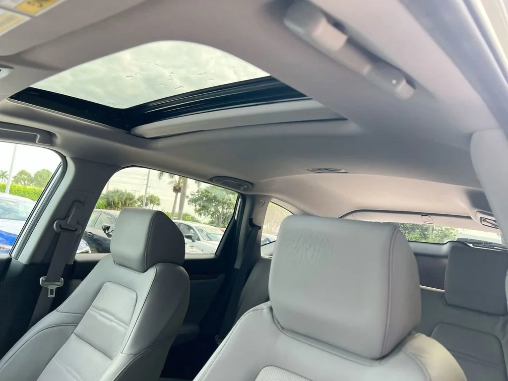 Used 2019 Lunar Silver Metallic Honda Touring image 19