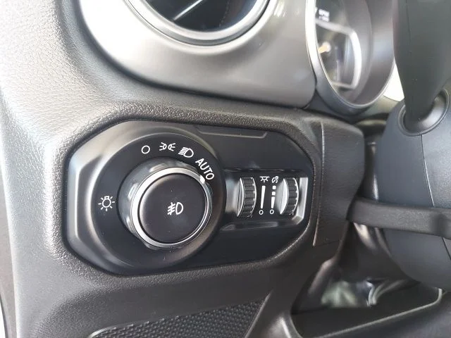 Used 2022 White Jeep Unlimited Sahara image 17
