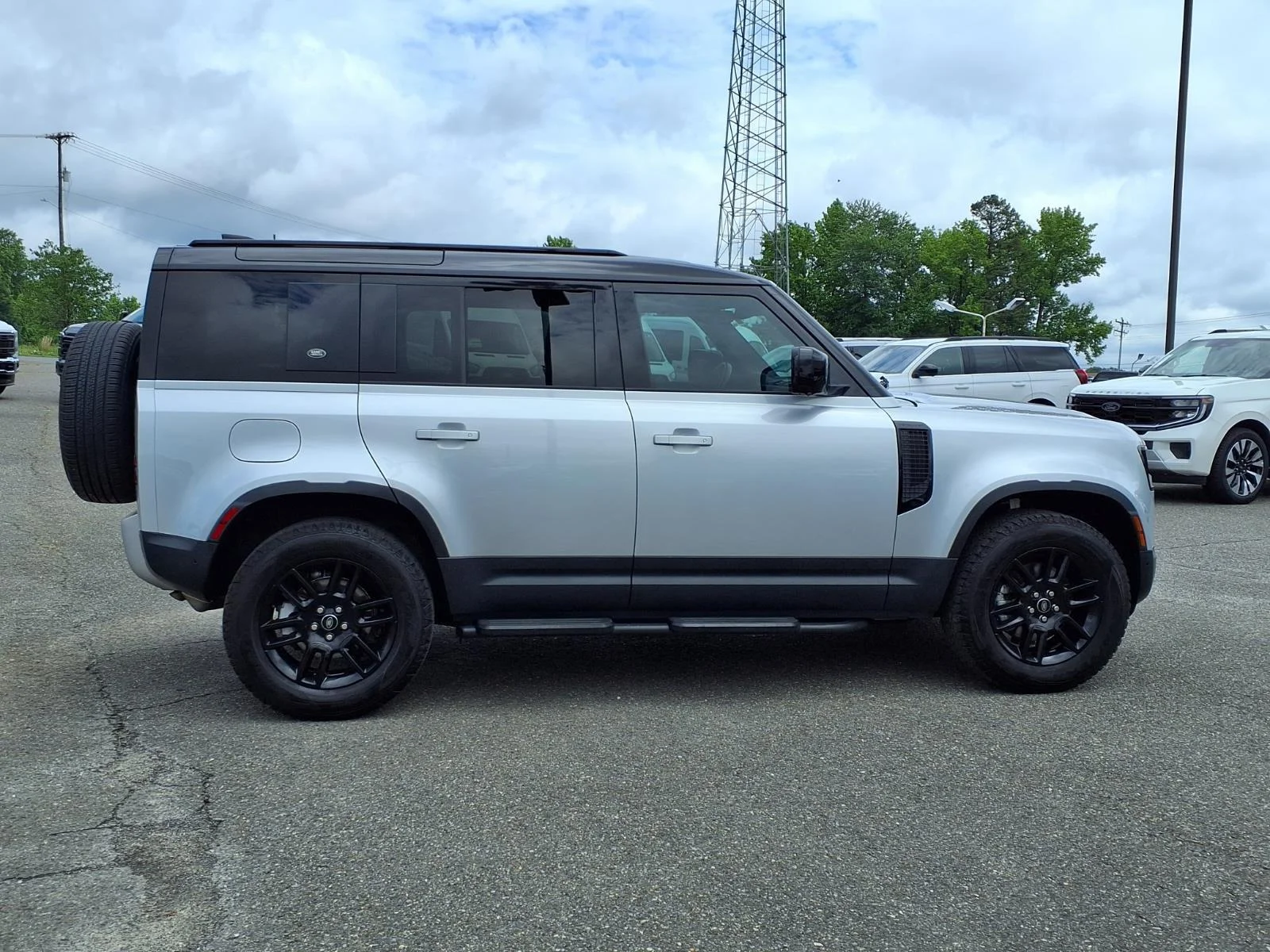 Used 2021 Hakuba Silver Metallic Land Rover S image 11