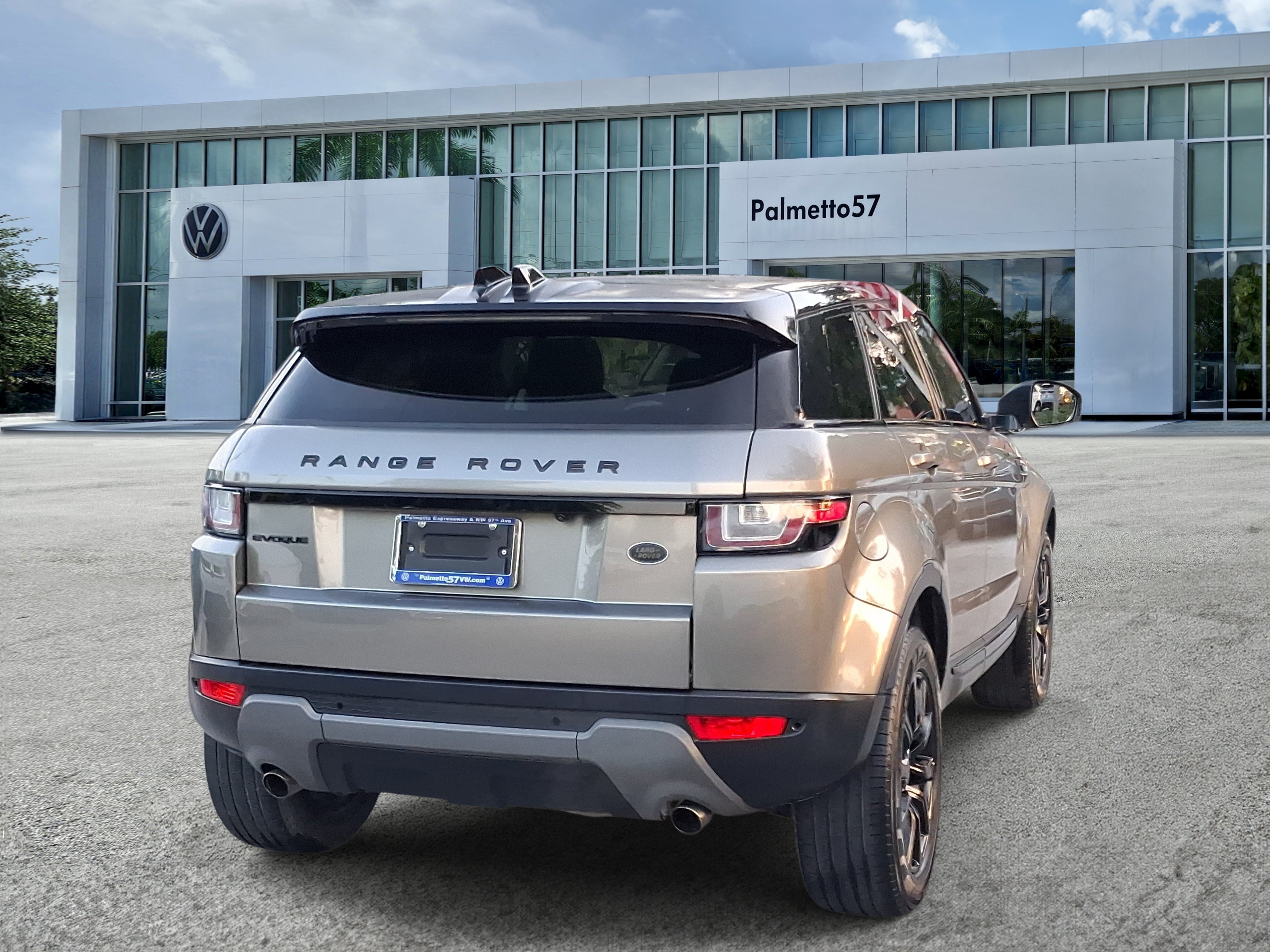 Used 2019  Land Rover SE image 6
