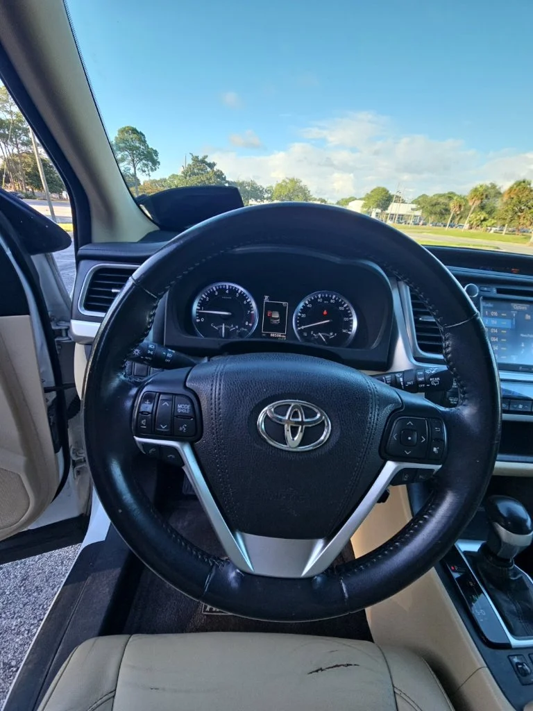 Used 2017 White Toyota XLE image 30
