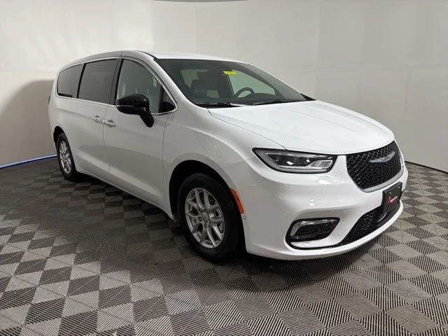2026 Chrysler Pacifica Select's photo