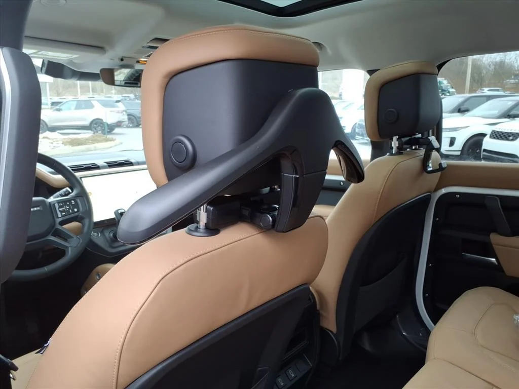 New 2026 Fuji White LAND ROVER X-Dynamic SE image 6