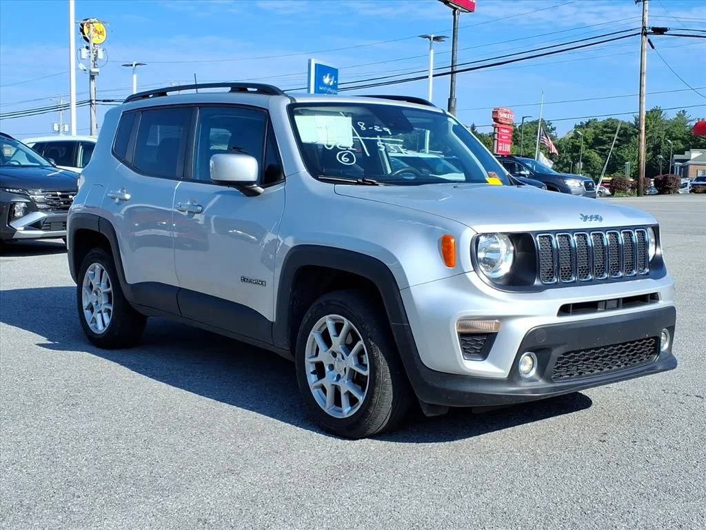 Used 2021 Silver Jeep Latitude image 11