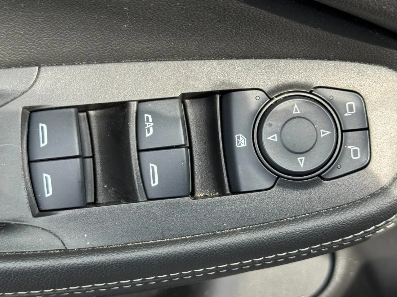 Used 2023 Summit White Buick Preferred image 17
