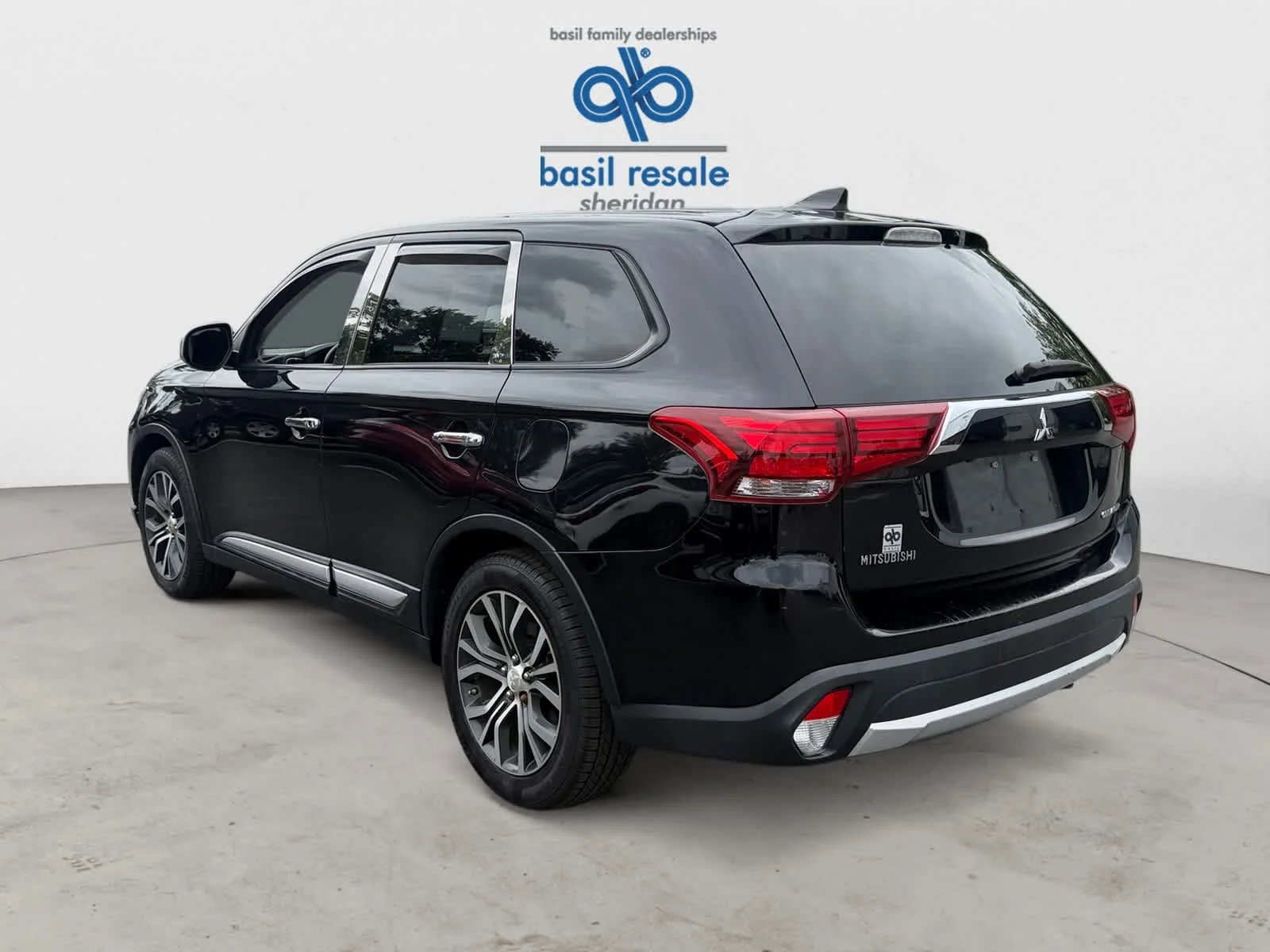Used 2017 Labrador Black Pearl Mitsubishi ES image 5