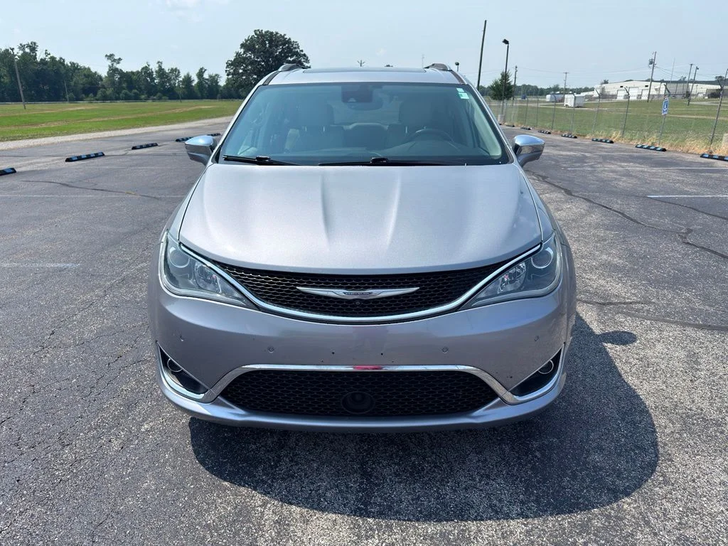 Used 2017 Silver Chrysler Limited image 23