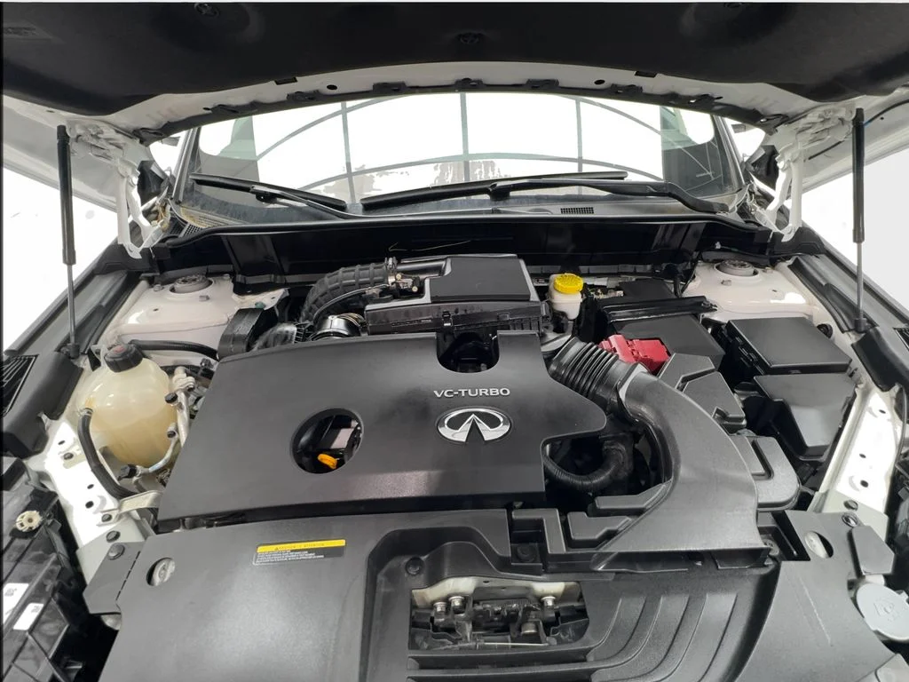 Used 2023 White INFINITI LUXE image 17