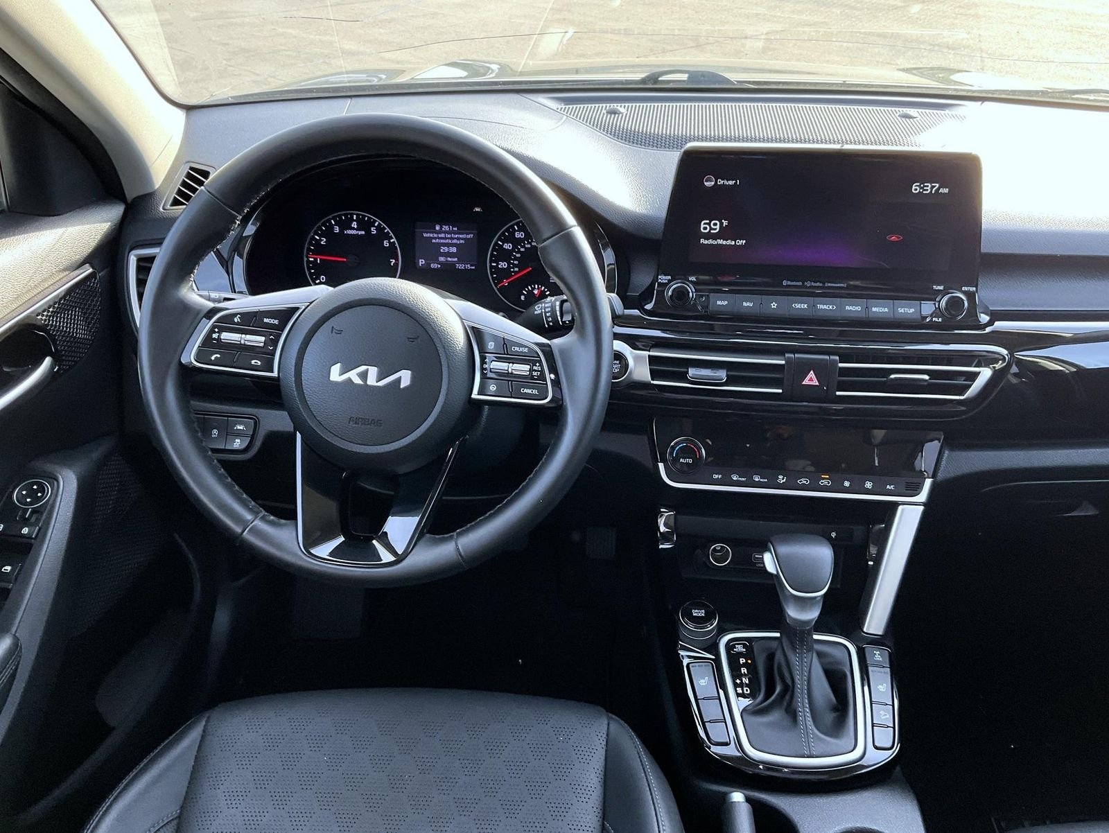 Used 2022 Black Kia EX image 16