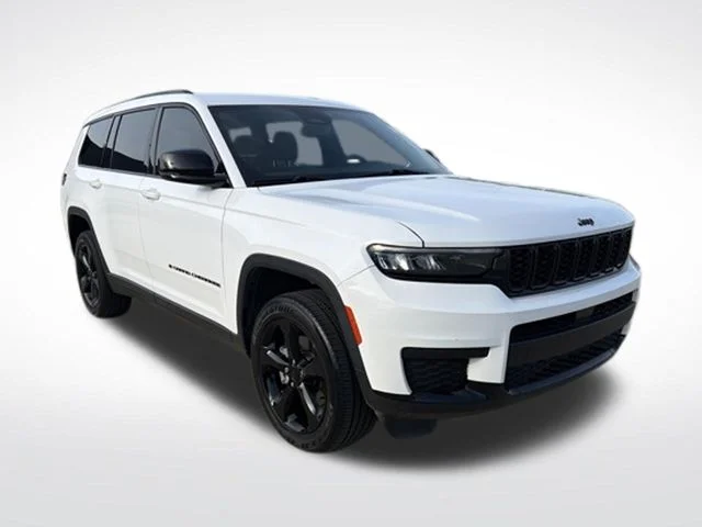 Used 2023 White Jeep Altitude image 9