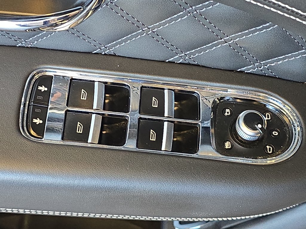Used 2022 Silver Bentley  image 31