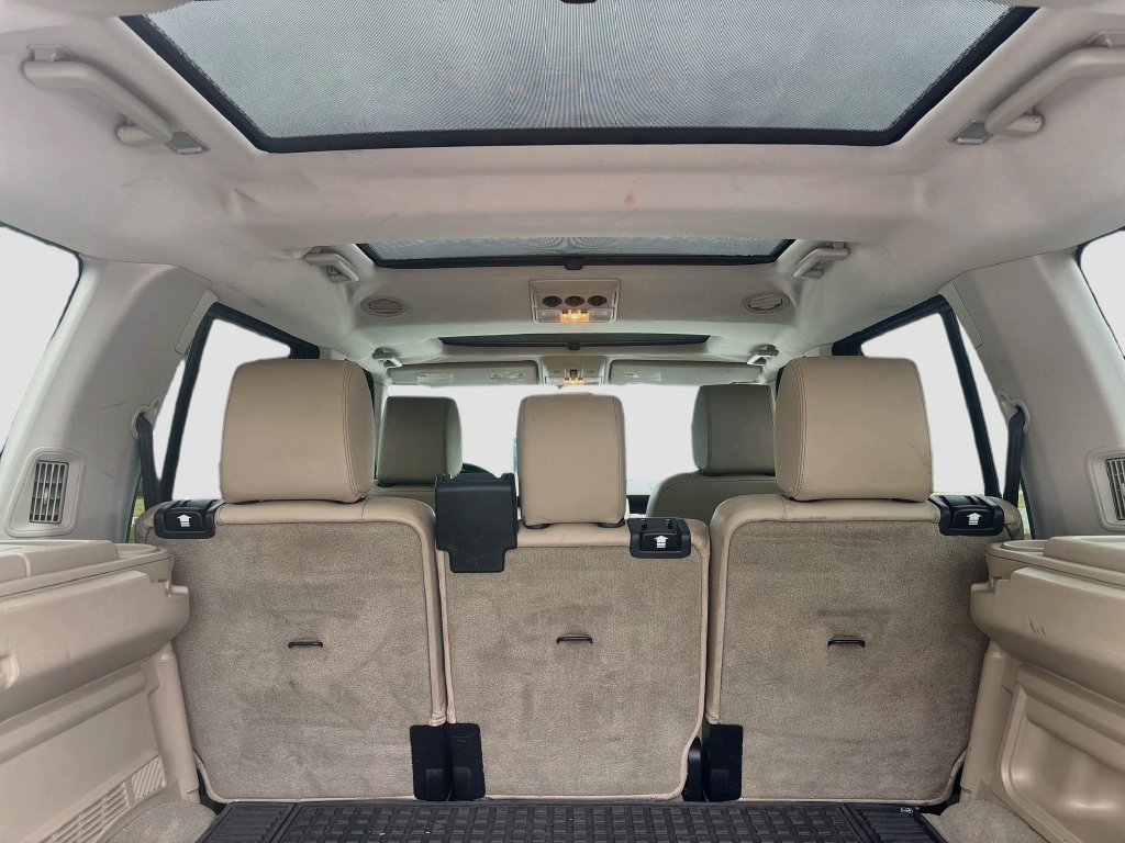 Used 2012 White Land Rover V8 image 15