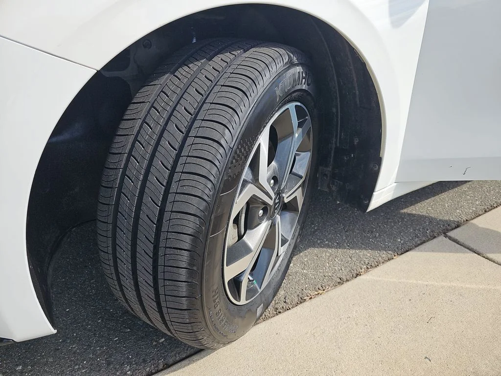 Used 2021 White Kia LXS image 29