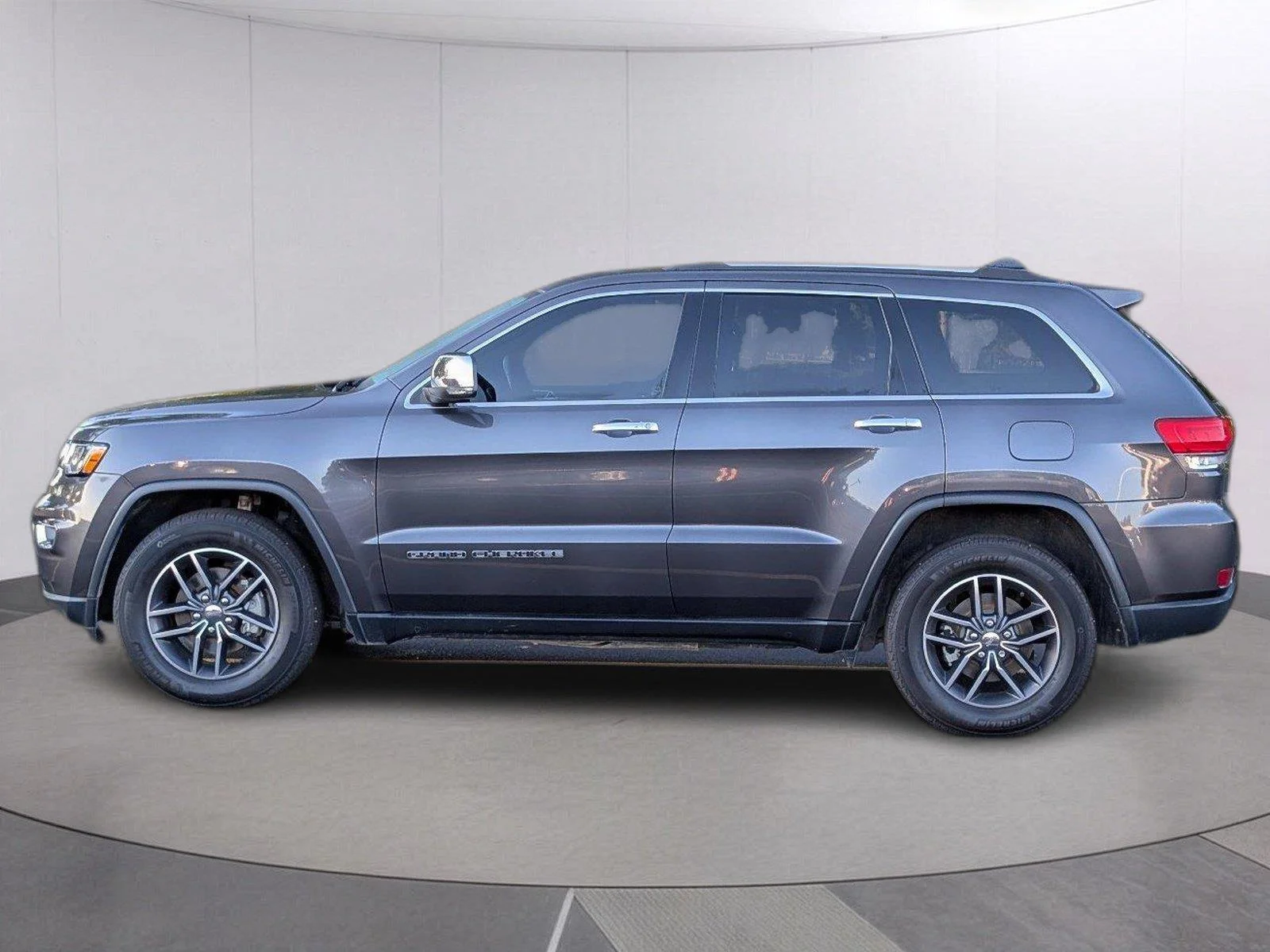 Used 2018 Granite Crystal Metallic Clearcoat Jeep Limited image 2