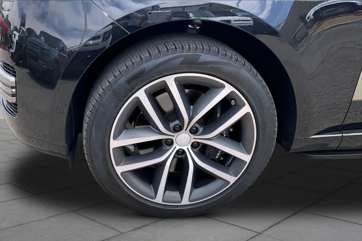 Used 2024 BLACK Land Rover SE image 9