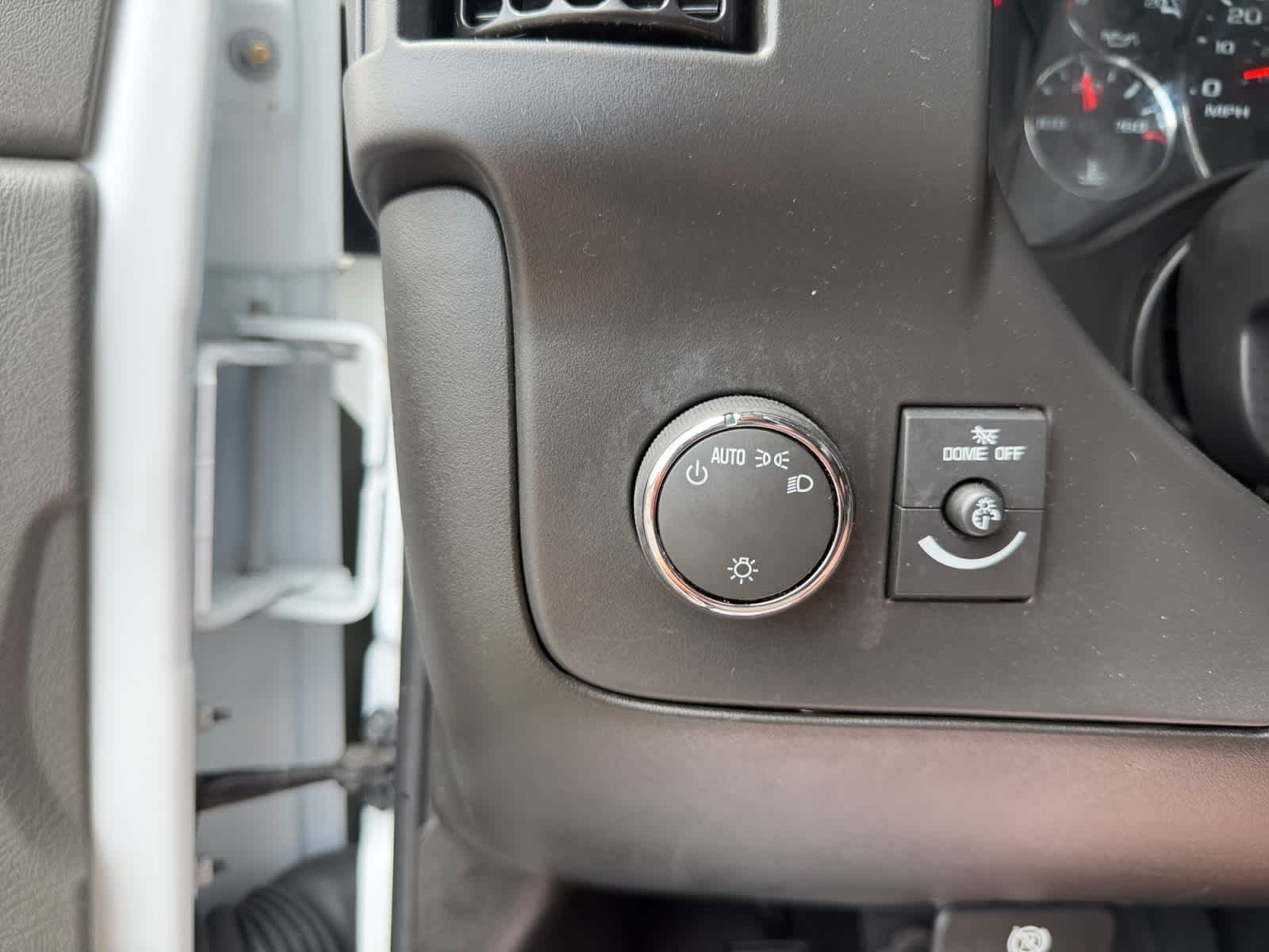 Used 2025 Summit White Chevrolet LT image 29