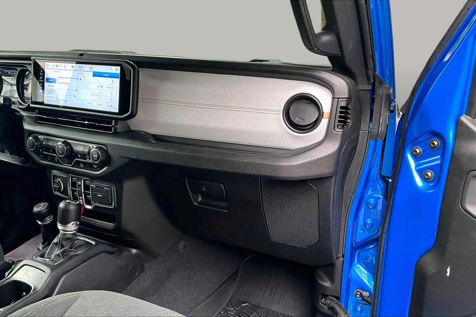 Used 2024 Hydro Blue Pearlcoat Jeep Sport S image 17