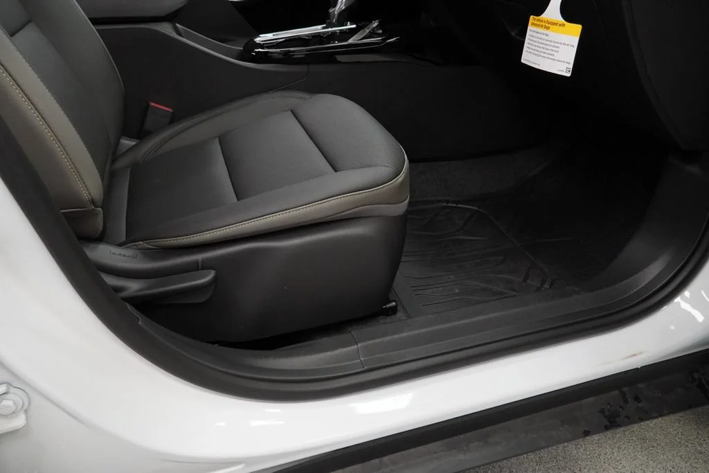 New 2026 Summit White Chevrolet ACTIV image 29