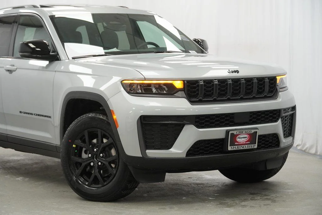 New 2026 Silver Zynith Exterior Paint Jeep Altitude image 3