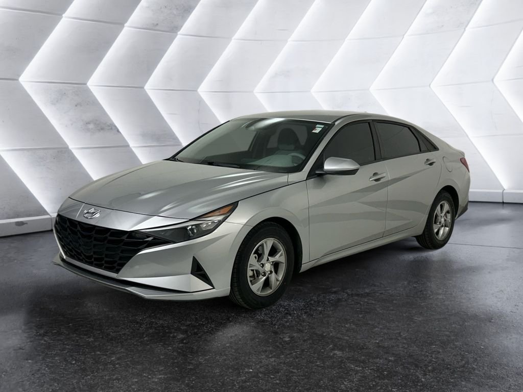 Used 2023 Silver Hyundai SE image 3