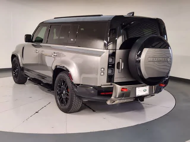 Used 2024 Silicon Silver Premium Metallic Land Rover X image 6